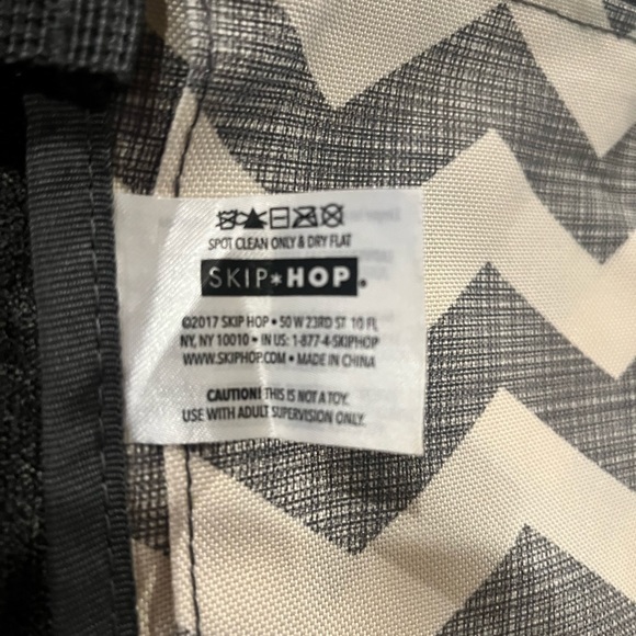 Skip Hop - Portable Changing Pad Pronto Clutch Baby / Infant Diaper Wipes Holder - Picture 11 of 13